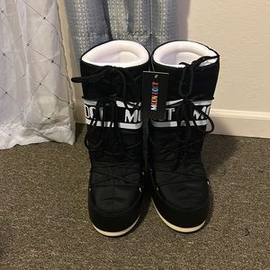 Never worn before moon boots